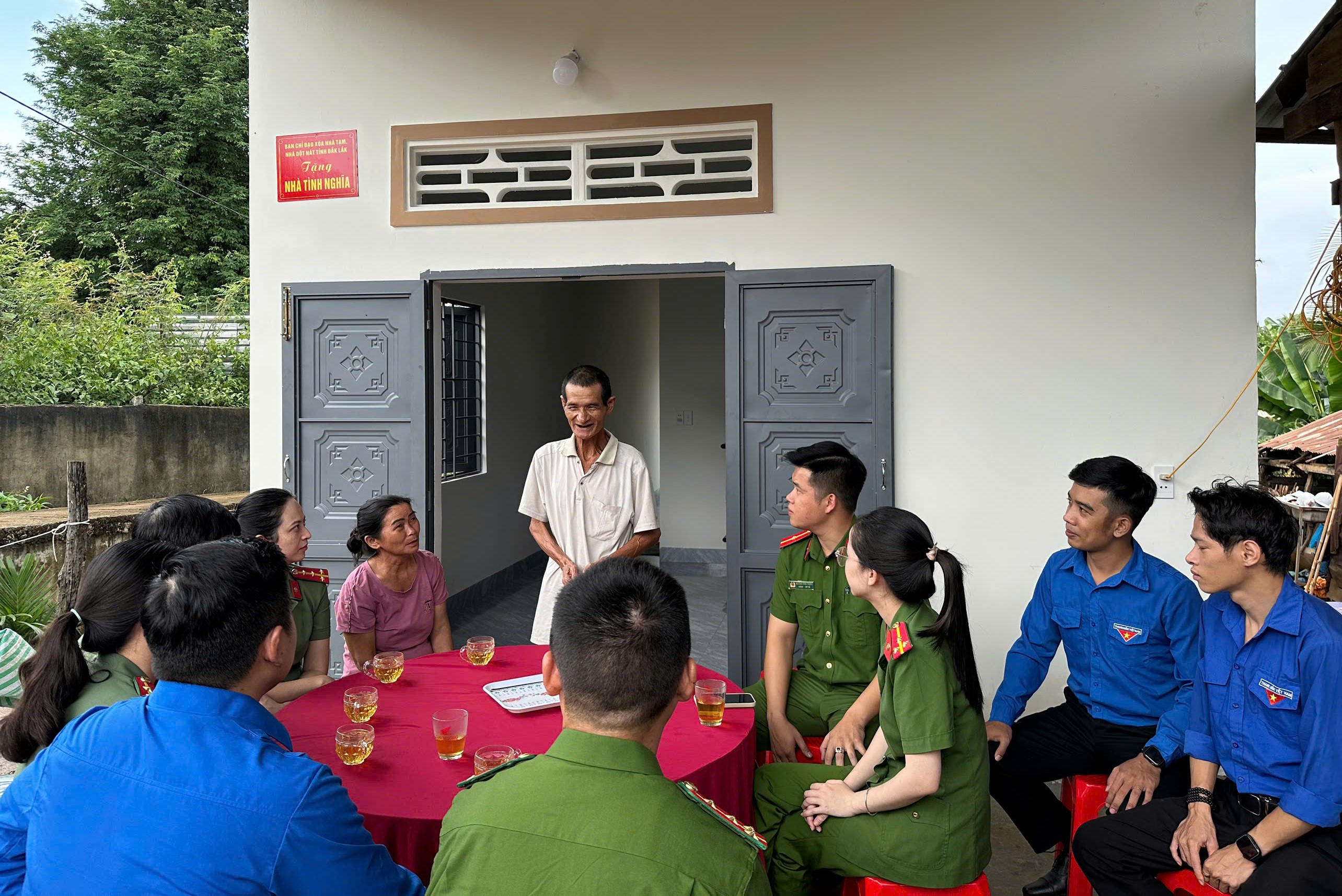 Các hộ gia đình bày tỏ niềm vui mừng, phấn khởi khi nhận được sự quan tâm của các cấp, các ngành trong việc hỗ trợ gia đình xây dựng nhà ở mới